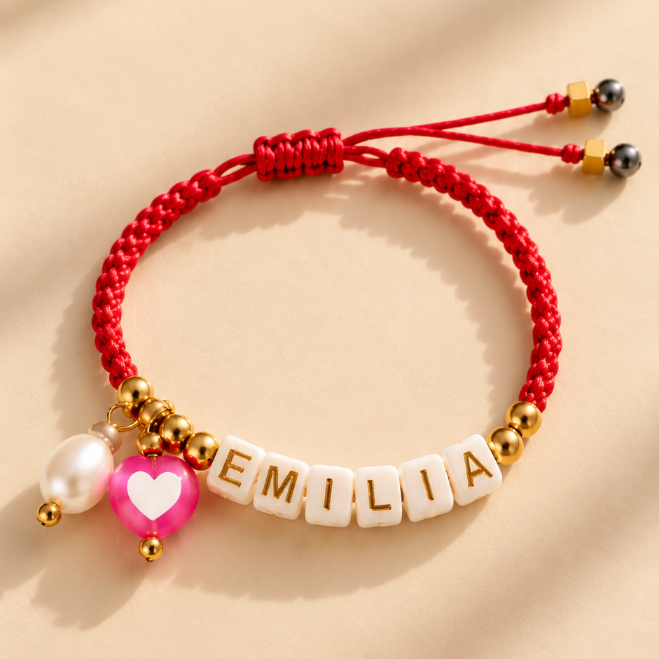 Pulsera_roja_con_nombre_Emilia.png